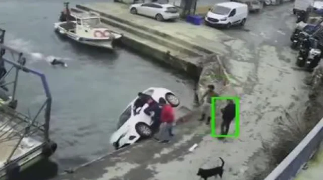 Sarıyer'de otomobil denize düştü: Balıkçılar kurtardı