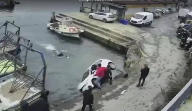 Sarıyer'de otomobil denize düştü: Balıkçılar kurtardı