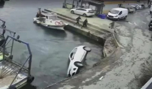 Sarıyer'de otomobil denize düştü: Balıkçılar kurtardı