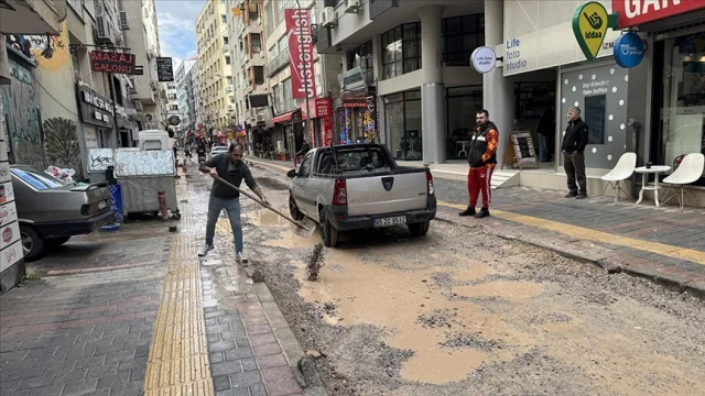 İzmir Alsancak'ta esnaf altyapı çalışmalarından şikayetçi