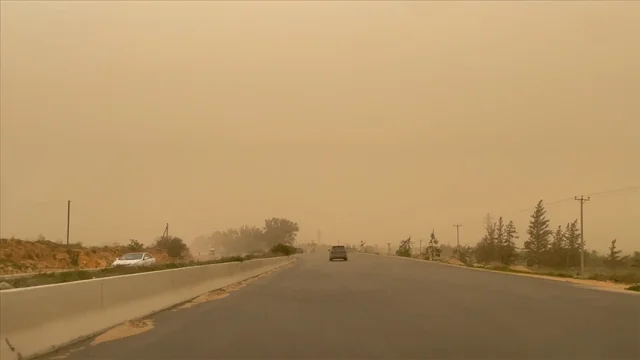 Libya'da kum fırtınası eğitimi durma noktasına getirdi