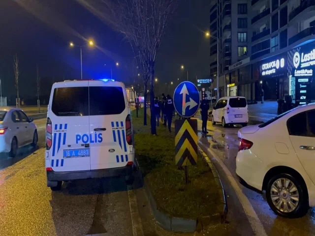Bursa'da kovalamacayla durdurulan araçta el bombası bulundu