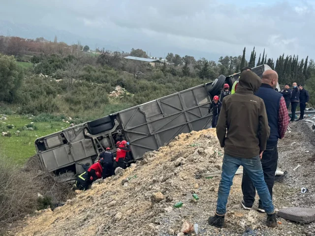 Antalya'da yolcu otobüsü şarampole devrildi