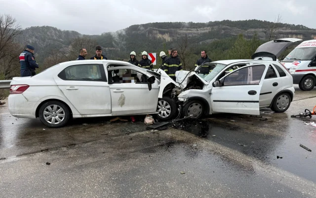 Burdur'da iki otomobil kafa kafaya çarpıştı: 6 ölü, 6 yaralı