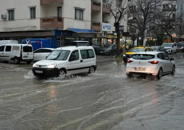 İzmir'de Sağanak Yağış Hayatı Olumsuz Etkiledi
