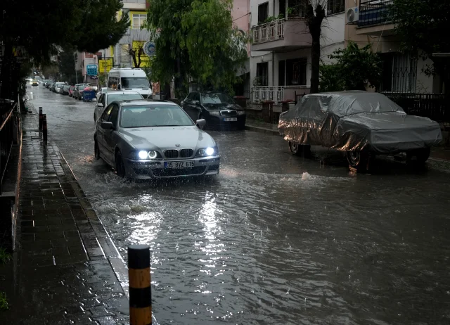 İzmir'de Sağanak Yağış Hayatı Olumsuz Etkiledi