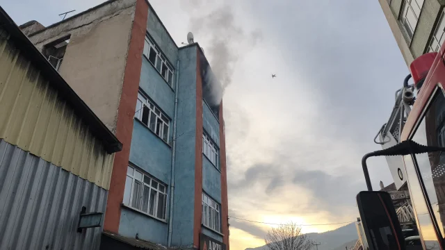 Karabük'te Apartmanın Son Katında Yangın: Daire Kullanılamaz Hale Geldi