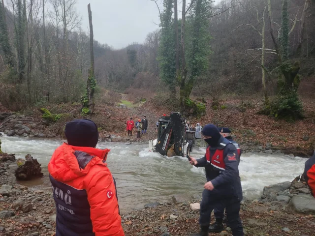Yalova'da Derede Mahsur Kalan 19 Kişi Kurtarıldı