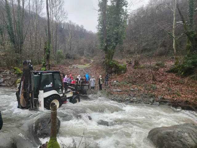 Yalova'da Derede Mahsur Kalan 19 Kişi Kurtarıldı