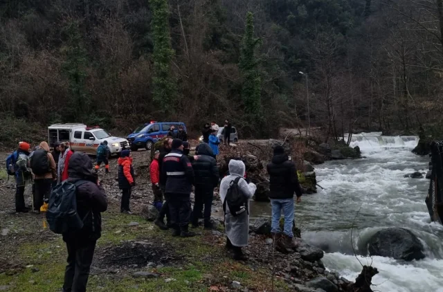 Yalova'da Derede Mahsur Kalan 19 Kişi Kurtarıldı