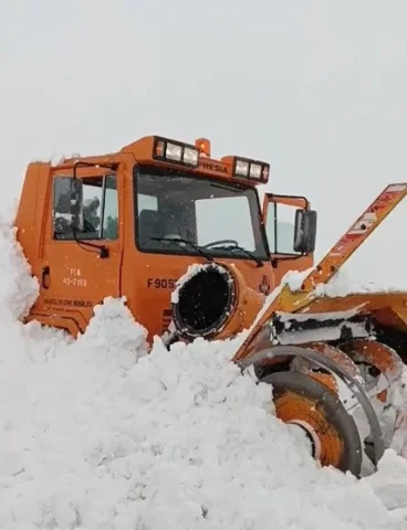 Muş'ta Kar Savurma Aracının Üzerine Çığ Düştü