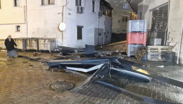 Tekirdağ'da Şiddetli Rüzgar İş Yeri ve Evlerin Çatılarını Uçurdu
