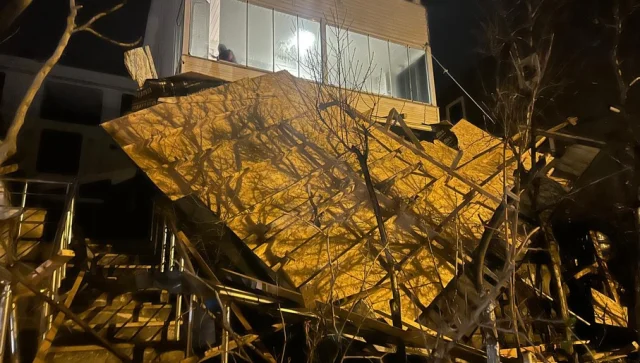 Tekirdağ'da Şiddetli Rüzgar İş Yeri ve Evlerin Çatılarını Uçurdu