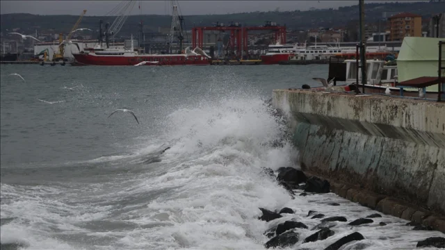 Tekirdağ'ın Malkara ve Saray ilçelerinde hava koşulları nedeniyle eğitime ara verildi