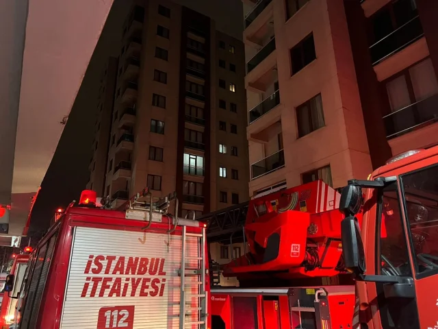 Zeytinburnu'nda site otoparkında yangın: 5 araç zarar gördü