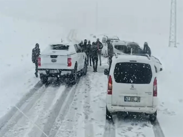 Muş'ta kar ve fırtına ulaşımı felç etti: Mahsur kalanlar kurtarıldı