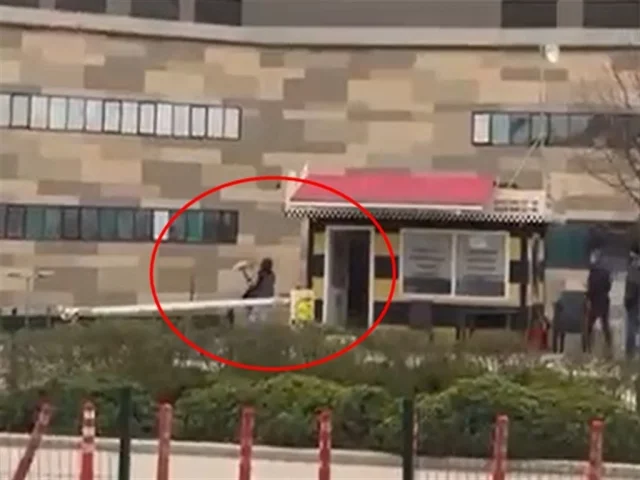 Taksiye binemeyen kadın, durak camlarını kırdı:O anlar kamerada