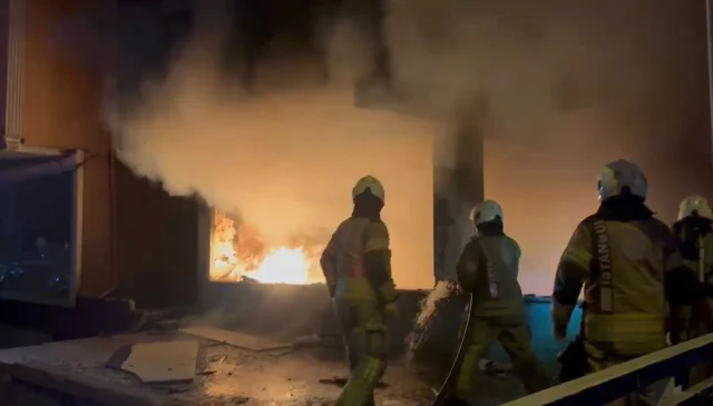 İstanbul Kağıthane'de 4 katlı metruk bina alevlere teslim oldu