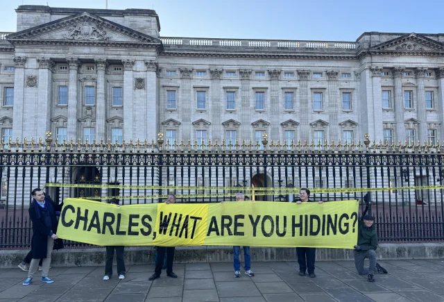 Protestocular Buckingham'a şerit çekti: 'Burası bir suç mahallidir'