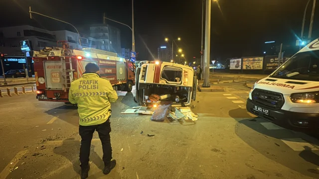 Mersin'de Hasta Taşıyan Ambulans Kazaya Yaptı
