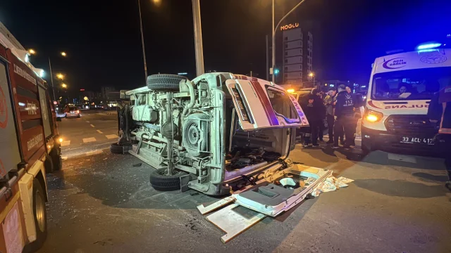 Mersin'de Hasta Taşıyan Ambulans Kazaya Yaptı