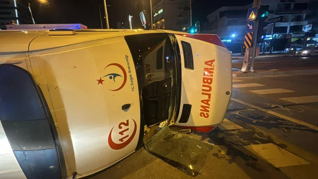 Mersin'de Hasta Taşıyan Ambulans Kazaya Yaptı