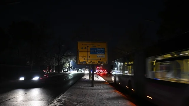 Almanya'da büyük kesinti: Elektrik kesintisi ulaşımı felç etti