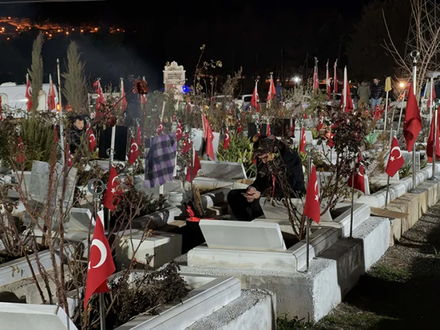 Kahramanmaraş'ta 6 Şubat depremlerinin üçüncü yılında mezarlık ziyaretleri başladı