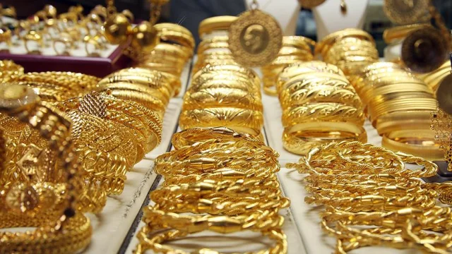 Piyasalarda gün ortası: Borsa geriledi, dolar ve altın yükseldi!