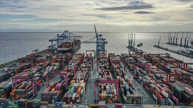 Küresel belirsizliğe rağmen Almanya'nın ihracatı 2025'te artış gösterdi!