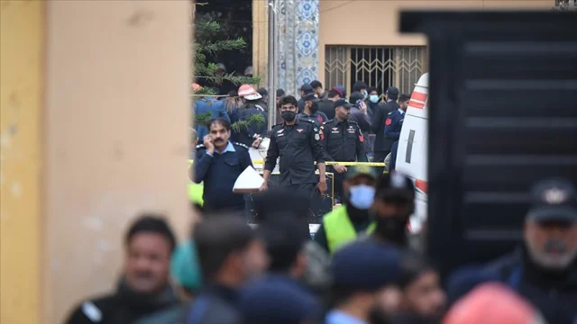 Pakistan'da cuma namazı esnasında cami yakınında saldırı: 31 ölü