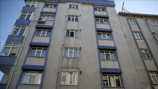 Büyükçekmece'de yüksek riskli iki bina yıkıldı