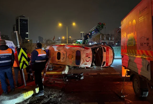 İstanbul'da Ambulans ile Otomobil Çarpıştı