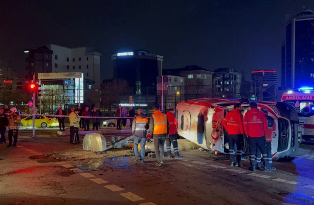 İstanbul'da Ambulans ile Otomobil Çarpıştı