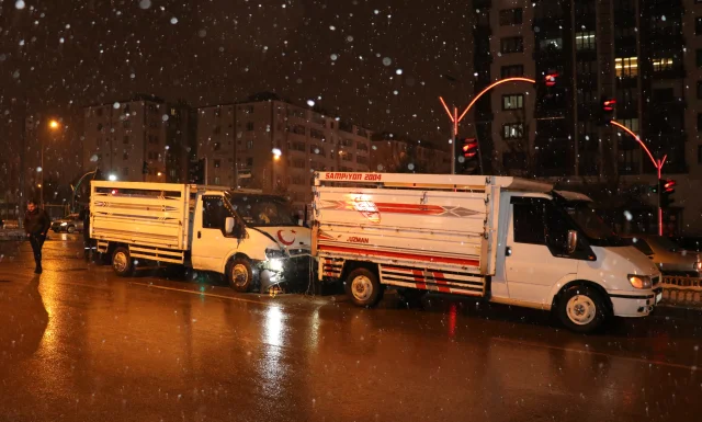 Erzurum'da 3 aracın karıştığı trafik kazası yaşandı