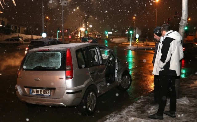 Erzurum'da 3 aracın karıştığı trafik kazası yaşandı