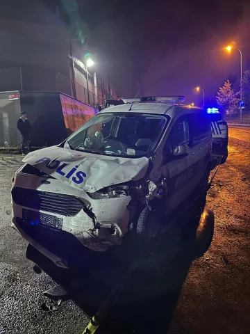Sultanbeyli'de polis aracının karıştığı kazada 2'si polis 3 kişi yaralandı