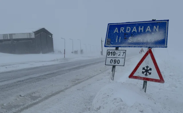 Ardahan'da Şiddetli Tipi Hayatı Olumsuz Etkiliyor