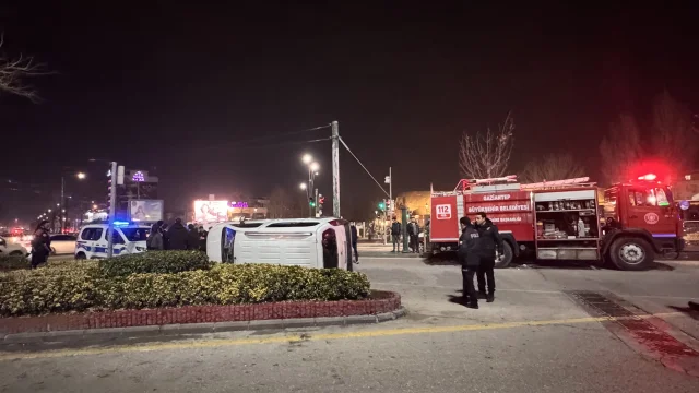 Gaziantep'te trafik kazası: Hafif ticari araç ile otomobil çarpıştı