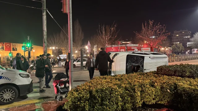 Gaziantep'te trafik kazası: Hafif ticari araç ile otomobil çarpıştı