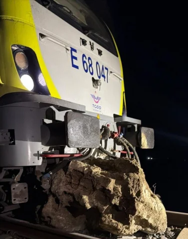 Bandırma–İzmir seferini yapan tren Balıkesir'de raydan çıktı