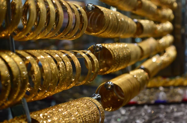 Altın dalgalı seyirde: 5 bin dolar kritik eşik