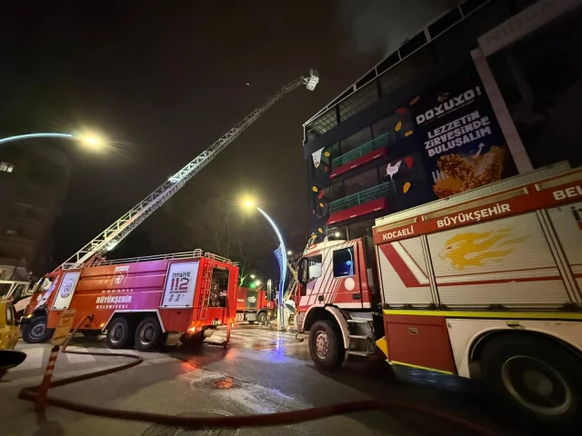 İzmit'te 7 katlı binanın çatısında çıkan yangın söndürüldü