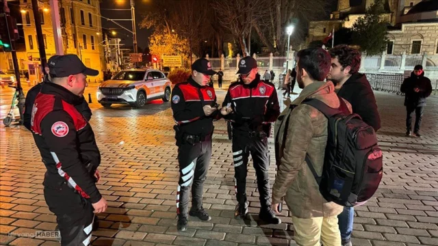 İstanbul'da 'Huzur İstanbul' denetimi: Yüzlerce aranan şüpheli yakalandı