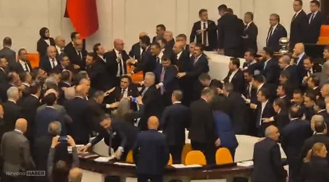 Meclis'te yemin töreninde yumruklu kavga çıktı!