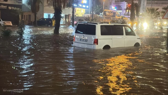 Bodrum'da yağış ve fırtına alarmı: Okullar 1 gün tatil edildi