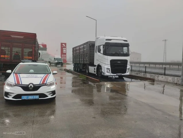 Edirne'de taşıma sınırını aşan 2 kamyon sürücüsüne 159 bin lira ceza kesildi