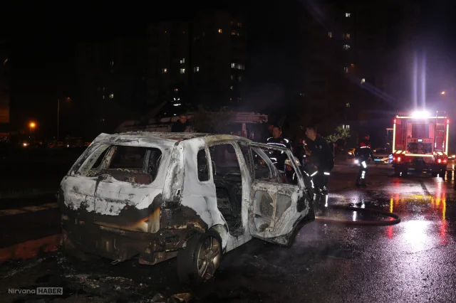 Antalya'da tartıştığı kız arkadaşı ile annesinin araçlarını kundakladı