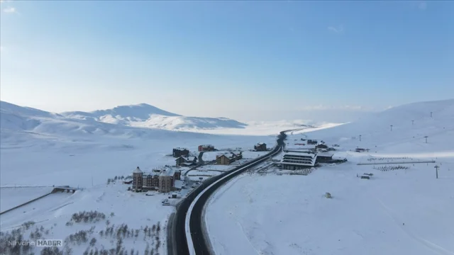 Erciyes Kayak Merkezi'ne ulaşım kar yağışı nedeniyle trafiğe kapatıldı