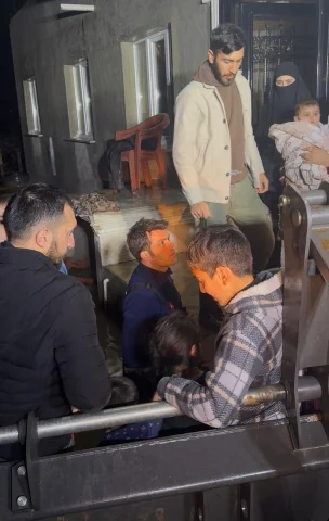 Manisa'da selde mahsur kalan aile kurtarıldı